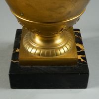 Paire de vases balustre sur piédouche en bronze ciselé et do… (photo 5)