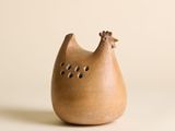 un petit vase marron orné d'un oiseau