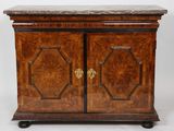 une armoire ancienne en bois avec un plateau en marbre et deux portes