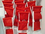 de nombreux sacs rouges et blancs posés sur une table