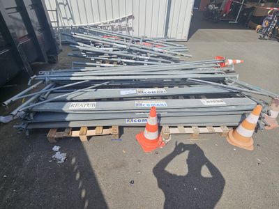 de nombreux engins de chantier qui sont entreposés sur le parking