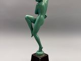 une image représentant une statue d'un homme tenant une raquette de tennis