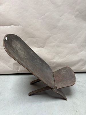 un objet métallique qui ressemble à un skateboard posé sur un support
