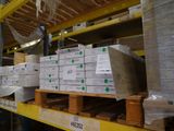 une grande quantité de cartons sur une palette dans un entrepôt