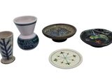 de nombreux types de vases et d'assiettes sur la table