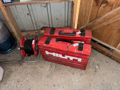 une boîte à outils rouge posée dans un coin d'une pièce
