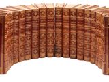 les livres sont empilés sur une surface blanche