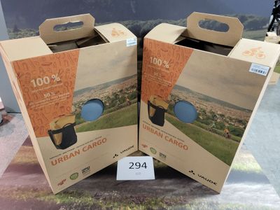 une paire de boîtes en carton avec couvercles, exposées à la vente dans un magasin