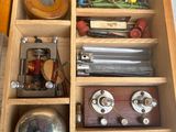 une boîte en bois contenant de nombreux outils différents