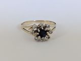 un gros plan d'une bague en or sertie d'un diamant noir et blanc en son centre