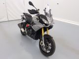 une photo d'une moto garée dans une pièce