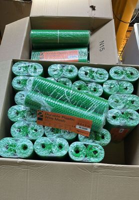 plusieurs rouleaux de film alimentaire vert dans une boîte