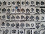 beaucoup de boîtes sur lesquelles figurent différents types de boutons