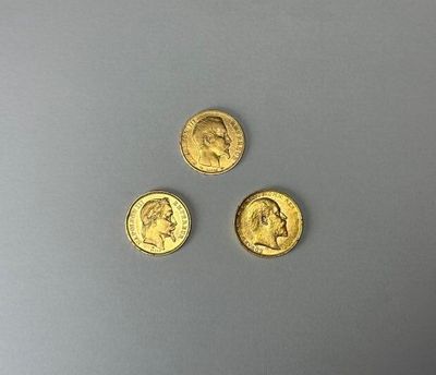 trois pièces d'or portant l'image d'un homme et d'une femme