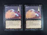 deux cartes posées sur une table