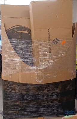 un grand carton posé sur une palette dans un entrepôt