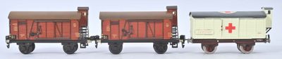 trois wagons de train miniature alignés les uns à côté des autres
