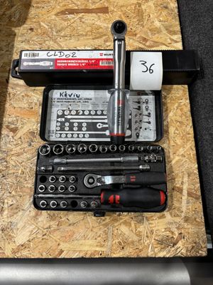 un grand nombre d'outils posés sur la table
