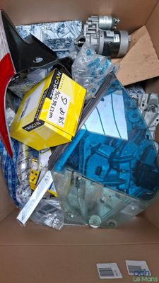 une boîte en carton remplie d'objets et d'outils divers