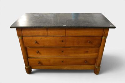 une commode en bois avec un plateau en marbre noir