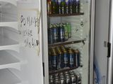 un réfrigérateur rempli de boissons