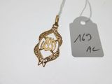 un gros plan d'un collier en or auquel est attachée une étiquette