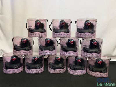 beaucoup de canards en caoutchouc noirs qui se trouvent dans un sac