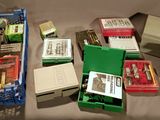 de nombreux paquets de cigarettes de différentes marques et des cigarettes posées sur une table