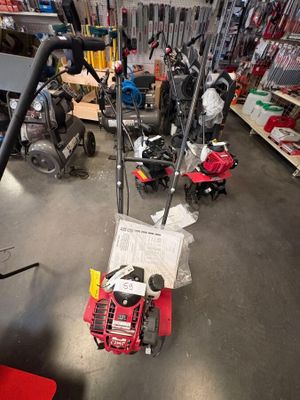 une photo d'un magasin avec une tondeuse à gazon au milieu de la pièce