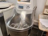 une photo d'une cuisine avec un mixeur et une machine à laver