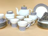 beaucoup de vaisselle et de tasses sur la table