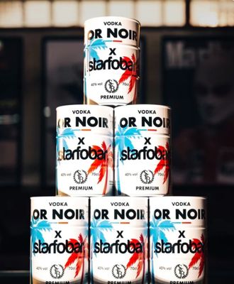 Plusieurs canettes de vodka sont empilées les unes sur les autres