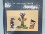 un livre sur la couverture duquel figure une image représentant trois vases