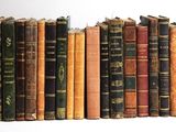 de nombreux livres anciens alignés sur une étagère