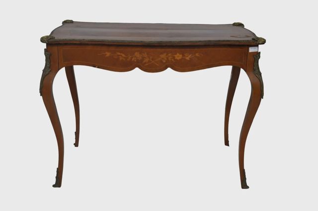 Bureau en bois de placage à décor de marqueterie et de bronze ouv...