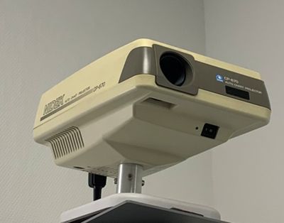 une photo d'un projecteur posé sur un bureau