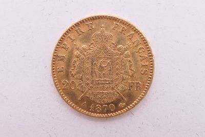 gros plan d'une pièce d'or sur une surface blanche