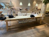 Longue table de ferme en bois brut, les quatre pieds réunis … (photo 2)