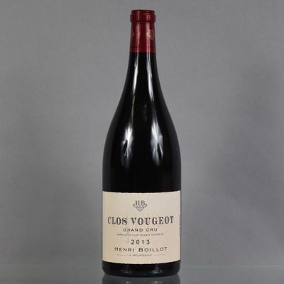 une bouteille de vin rouge posée sur une table