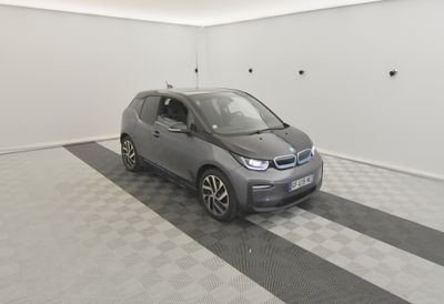 une image d'une voiture garée dans un garage