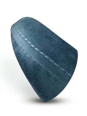 un objet bleu posé sur une surface blanche