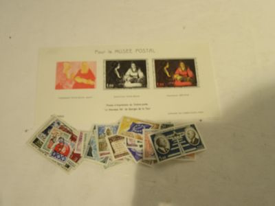 un grand nombre de timbres qui sont sur la table