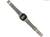 une image d'un gros plan d'une montre-bracelet sur un fond blanc