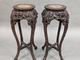 paire de tabourets chinois anciens en bois sculpté, avec plateau en marbre