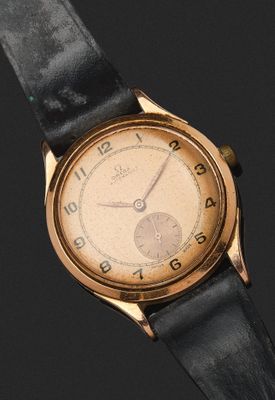 une image d'un gros plan d'une montre-bracelet sur une surface noire