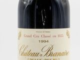 une bouteille de vin posée sur une table