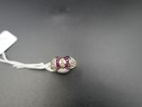 un gros plan d'une bague en argent sertie d'une pierre violette