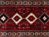 un gros plan sur un tapis rouge orné d'un motif en losanges