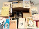 un grand nombre de livres empilés les uns sur les autres