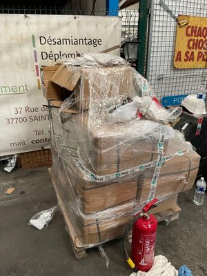 un tas de cartons et un extincteur dans la rue